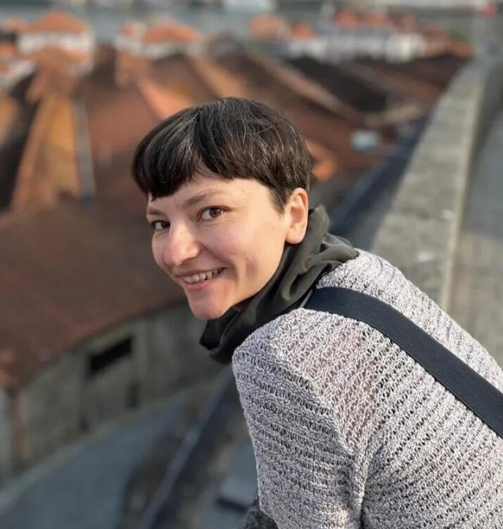 voice coach singing on the Prague bridge